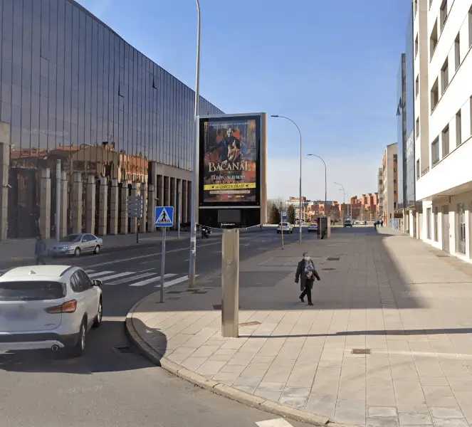 Reloj-termómetro publicitario en la avenida de los Reyes Leoneses de León, frente al edificio de la Junta de Castilla y León